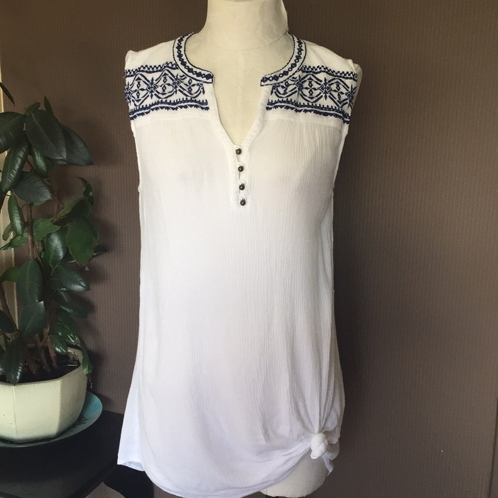 Forever 21 white top size large blue embroidery